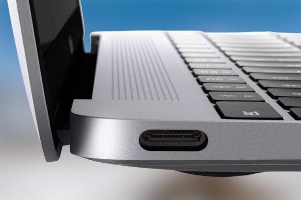 Puerto USB-C de una MacBook para conectar el PC a la TV
