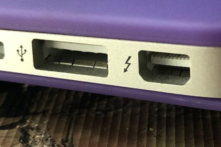 Vista lateral de laptop mostrando puerto USB y DisplayPort con simbolo Thunderbolt para conectar el PC a la TV