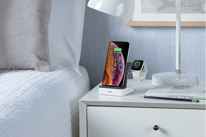 Belkin PowerHouse Charge Dock, una de las mejores bases de carga para iPhone sobre un buro junto a una cama