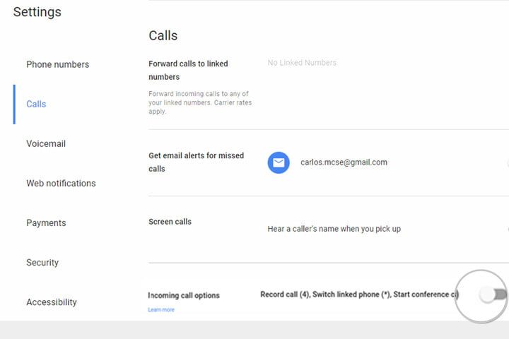 Si quieres saber cómo grabar llamadas en Android, llegaste al lugar perfecto. Digamos que estás en una llamada de trabajo con alguien y necesitas grabar la conversación para mantener registrados todos los detalles. Los dispositivos Android no tienen la capacidad nativa para hacerlo y hay algunas aplicaciones en Google Play Store que pueden hacer el trabajo, pero no todas crean los mejores resultados. Una cosa fundamental a tener en cuenta es que tanto el gobierno federal como el estatal tienen leyes para grabar llamadas telefónicas, por lo que debes asegurarte de tener su consentimiento antes de continuar. Una vez que tengas autorización para grabar la llamada telefónica, sigue esta guía para descubrir qué aplicaciones de grabación de teléfonos Android valen la pena. Nota del editor: existen leyes federales y estatales relacionadas con la grabación de llamadas telefónicas. Sin embargo, como regla general, no deberías tener ningún problema legal si capturas a ambas partes dando su consentimiento verbal a la grabación. Algunos estamos requieren que solo una de las partes consienta; sin embargo, consulta las leyes estatales o locales si necesitas más aclaraciones. Grabar llamadascon Google Voice Muchos usuarios de Android tienen instalada la aplicación de Google Voice en tu teléfono, lo que facilita la grabación de llamadas telefónicas con una cuenta de Google Voice. No solo eso, sino que la aplicación te permiten grabar tus llamadas de forma gratuita. Bueno, al menos algunas de las llamadas. Si optas por Google Voice, solo puedes grabar llamadas entrantes. Primero, necesitas una cuenta de Google Voice. Si no tienes una, dirígete al sitio web de Google Voice y sigue las instrucciones en pantalla. Luego, una vez configurada tu cuenta, debes habilitar la grabación por tu cuenta, lo cual es relativamente fácil de hacer. Paso 1: navega a la página de inicio de Google Voice Paso 2: haga clic en el menú de tres puntos verticales más ubicado a la izquierda y selecciona Configuración en el menú. Paso 3: desplázate hasta la sección Llamadas y activa las opciones de llamada entrante usando el control a la derecha. Una vez hecho esto, podrás grabar las llamadas entrantes simplemente presionando el botón “4” en tu teclado. Cuando lo presiones, tú y la persona con la que estás hablando escucharán un mensaje que indica que la grabación está en curso. Presiona “4” nuevamente, y la grabación se detendrá y se guardará automáticamente en tu bandeja de entrada. Para acceder a tus grabaciones en la aplicación Voice, dirígete al Menú y toca Grabado. Aplicación Google Voice También puedes hacer esto usando la aplicación Google Voice. Haz clic en el menú de configuraciones ubicado en la esquina superior derecha y luego entra a Configuración. Elije la opción Avanzada y activa las Opciones de llamadas entrantes. Grabar llamadas con una aplicación de terceros Existen muchas aplicaciones diseñadas para grabar llamadas en tu teléfono Android, aunque algunas funcionan mejor que otras. Probamos algunos de ellos para ver cómo funcionaban, pero antes de sumergirnos en nuestras sugerencias, hay que tener algo importante en cuenta. La mayoría de estas aplicaciones se basan únicamente en tu micrófono para grabar el audio entrante y saliente, lo que significa que las llamadas que no se graban mientras estás en el altavoz tampoco serán silenciosas. Dicho esto, aquí están algunas de las mejores aplicaciones de grabación con las que nos hemos encontrado. Call Recorder S9- Grabador automático de llamadas Pro Quizás la mejor aplicación de grabación de llamadas sea Automatic Call Recorder Pro, en gran parte debido a lo bien hecha que está la interfaz. Afortunadamente, no solo se ve bien, también funciona bastante bien. La aplicación proporciona una gran cantidad de configuraciones personalizables, lo que te permite ajustar la calidad del audio y la configurar para grabar cada llamada automáticamente. Otra característica interesante es “agitar para grabar”, que hace exactamente lo que podrías pensar. Si deseas grabar una llamada, simplemente agita tu teléfono. También puedes configurar la aplicación para guardar grabaciones en varios servicios en la nube, como Google Drive y Dropbox. Grabador de llamadas –ACR Otra buena aplicación de grabación de llamadas en Google Play Store en este momento es ACR. Hay versiones Premium y freemium de la aplicación; la última cuesta $4 y elimina los anuncios. La aplicación es sencilla y se ve bien. Automáticamente registra y guarda llamadas basadas en un número de teléfono y las enumera de manera organizada. Además de eso, los formatos de las grabaciones pueden ir desde M4A, PP3, WAV y MP4, entre otros. La aplicación también elimina automáticamente las grabaciones antiguas, pero si no deseas que eso suceda, puedes marcar una grabación como importante. Lo mejor de todo es que si no deseas grabar llamadas de un número en particular, puedes excluirlo de la grabación. También puedes proteger las grabaciones con una contraseña para que nadie más pueda acceder a ellas. Si deseas subir tus grabaciones a un servicio en la nube, ACR es compatible con opciones populares como Google Drive, Dropbox, WebDAV y One Drive. Una cosa a tener en cuenta es que la aplicación no graba llamadas Wi-Fi oVoIP, solo llamadas celulares. Lo que esto significa es que si usas una red como Google Fi, que realiza llamadas por Wi-Fi, debes desactivar la red si deseas que realice de forma correcta la llamada. Grabación de llamadas con una grabadora externa Hay una forma más de grabar una llamada telefónica, pero no es el método más fácil y puede costar un poco más de dinero. En lugar de usar una aplicación, puedes tomar una grabadora dedicada y luego conectarla a la conexión 3,5 milímetros (si es que tú móvil aun cuenta con ella). Hay varias opciones decentes, incluidas el auricular de grabación de llamadas Fivoice y el RecorderGear PR200, ambos fáciles de usar y cuestan $34 y $110. Eso es más caro que las aplicaciones mencionadas anteriormente, claro, pero pueden ser más fáciles de usar y un poco más confiables. En general, solo depende de los criterios que desees que cumplan las grabaciones de tu teléfono.