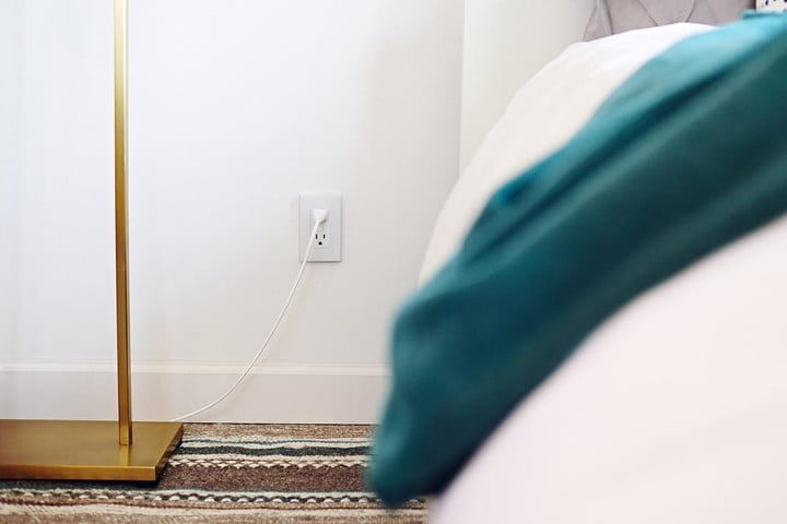 Cable conectado a toma de corriente de pared para entender que es Powerline: internet por red eléctrica