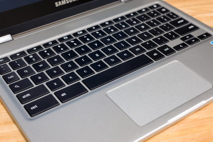 Vista parcial de Samsung Chromebook Pro mostrando el teclado, para el comparativo de Google Pixelbook vs. Samsung Chromebook Pro