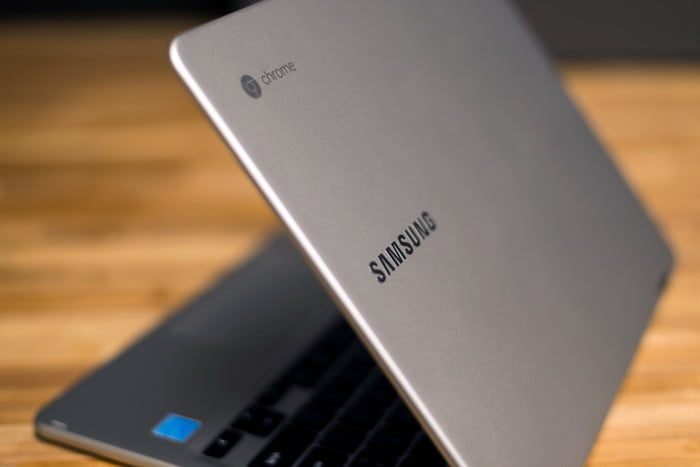 Samsung Chromebook Pro modo laptop semiabierta, para el comparativo de Google Pixelbook vs. Samsung Chromebook Pro