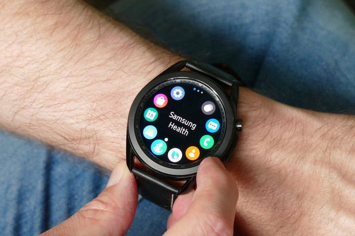 Reloj en la muñeca de un hombre con caratula de colores para comparar Apple Watch Series 6 vs. Samsung Galaxy Watch 3