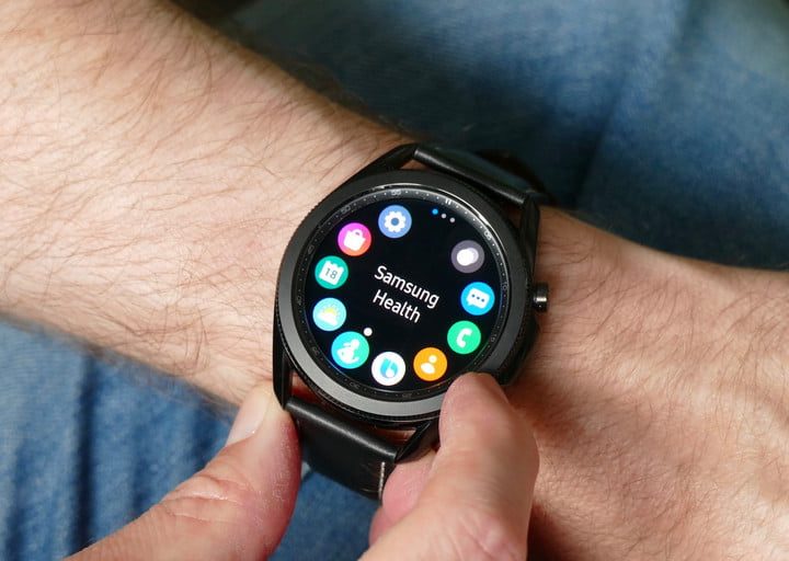Reloj en la muñeca de un hombre con caratula de colores para comparar Apple Watch Series 6 vs. Samsung Galaxy Watch 3