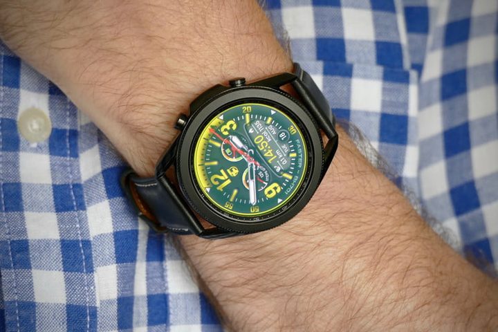 Un hombre con reloj en la muñeca para comparar Apple Watch Series 6 vs. Samsung Galaxy Watch 3