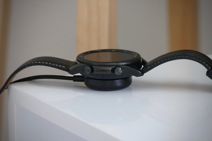 Reloj sobre mesa con cargador para comparar Apple Watch Series 6 vs. Samsung Galaxy Watch 3