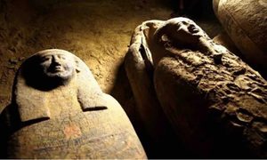 La imagen muestra dos sarcógafos descubiertos en Egipto.