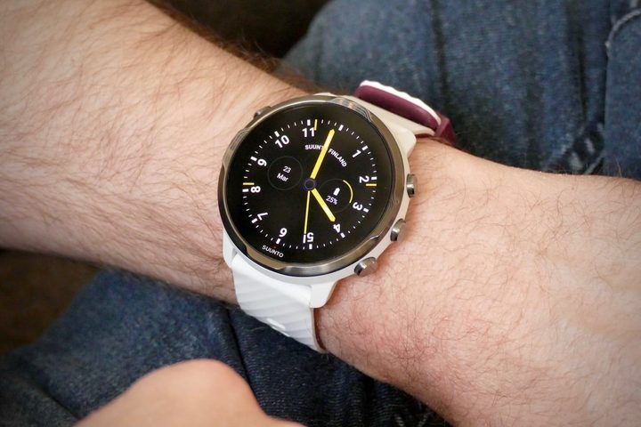 Suunto 7 con correa blanca