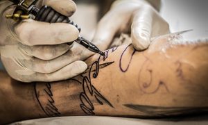 Una persona con tatuaje