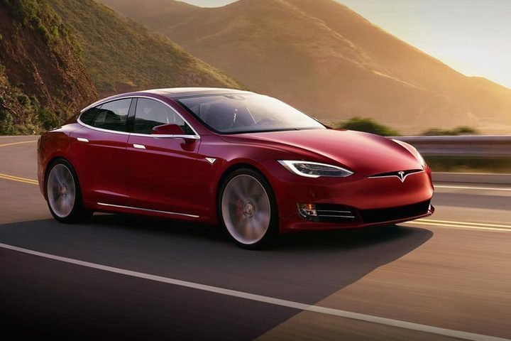 Tesla Model S rojo sobre una carretera para comparar al Tesla Model S vs. Lucid Air