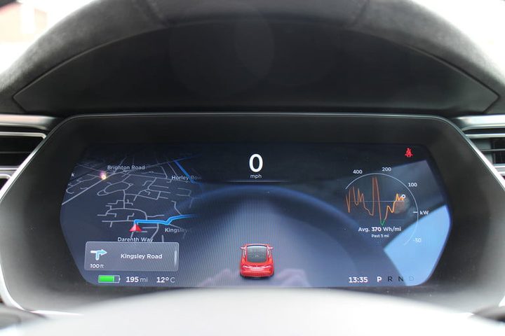 Pantalla de tablero del Tesla Model S para comparar al Tesla Model S vs. Lucid Air