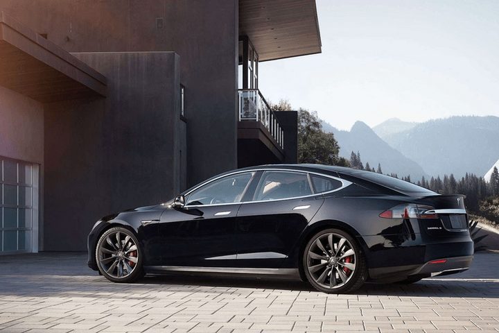 Tesla Model S negro estacionado fuera de una casa para comparar Tesla Model S vs. Lucid Air
