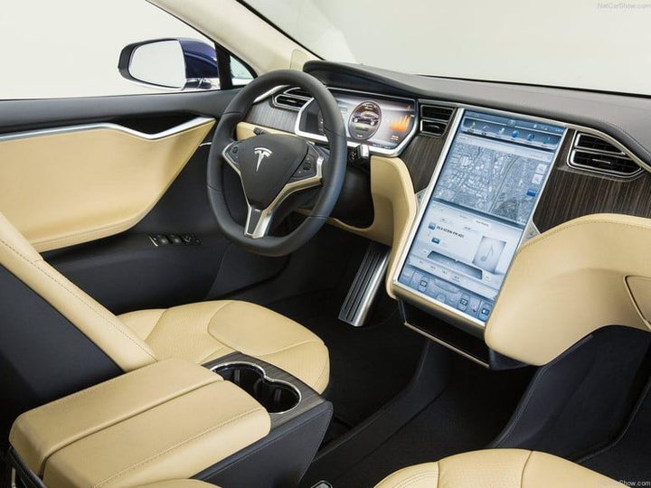 Interiores delanteros del Tesla Model S para comparar al Tesla Model S vs. Lucid Air