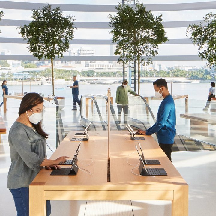 Personas en una App Store de Apple usando mascarillas