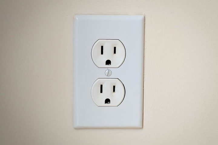 Toma de corriente doble de pared para entender que es Powerline: internet por red eléctrica
