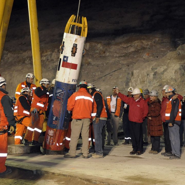 La imagen muestra el rescate de los 33 mineros chilenos.