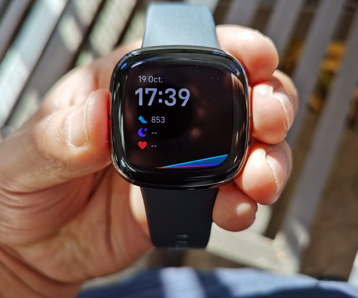 Usuario sostiene el Fitbit Sense, que es un avanzado reloj inteligente de la marca propiedad de Google.