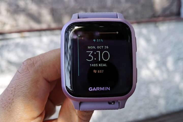 Usuario sosteniendo el reloj Garmin Venu Sq