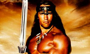 La imagen muestra a Conan el Bárbaro interpretado por Arnold Schwarzenegger.