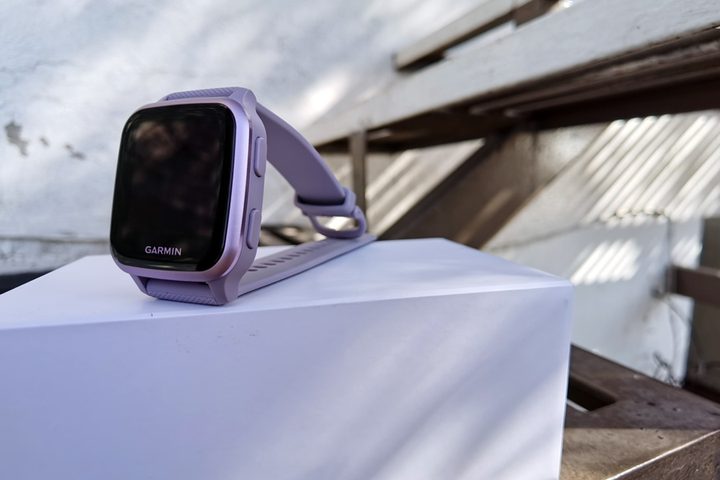 Garmin Venu Sq sobre superficie blanca