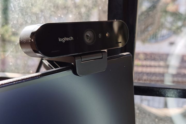 Logitech BRIO 4K sobre monitor