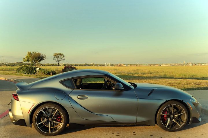 Toyota Supra 3.0 Premium 2021 visto de lado del copiloto