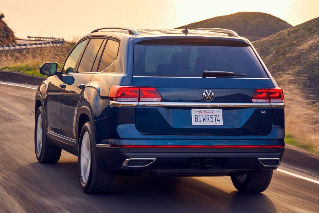 Vista desde atrás en una carretera de la VW Atlas 2021