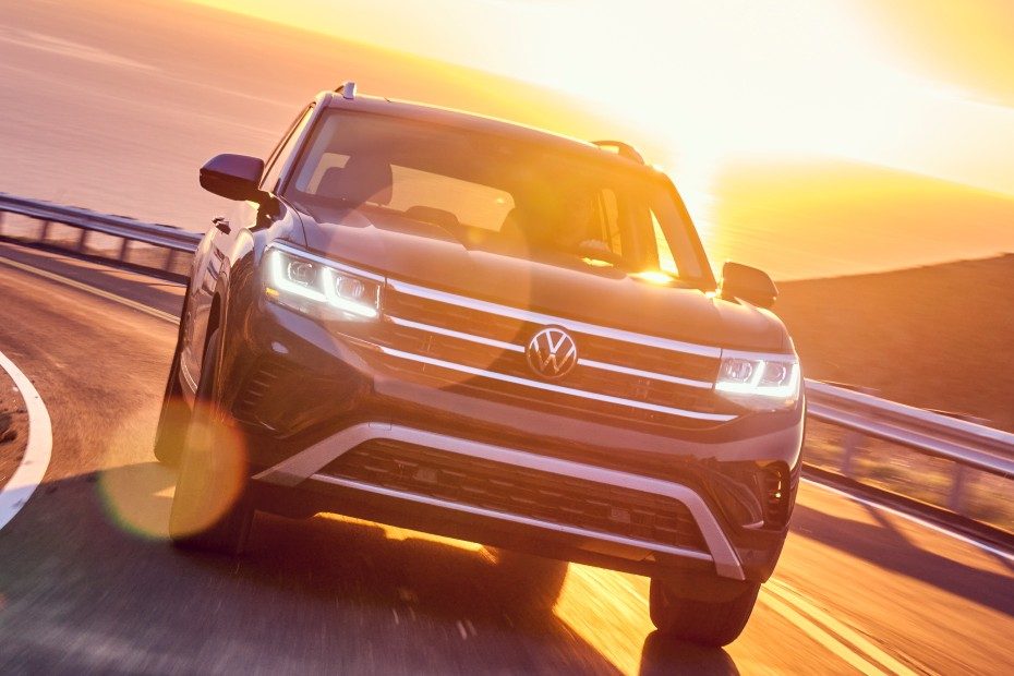 Vista frontal a contra luz del sol de la VW Atlas 2021