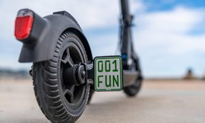 mercedes benz patineta electrica schnell und emissionsfrei auf der letzten meile  escooter geringes gewicht sowie spitzenwert