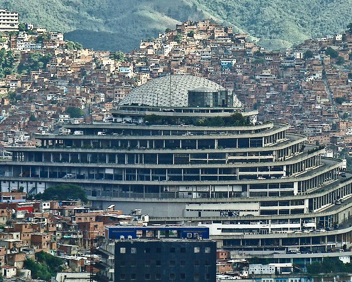 La imagen muestra El Helicoide en Caracas.