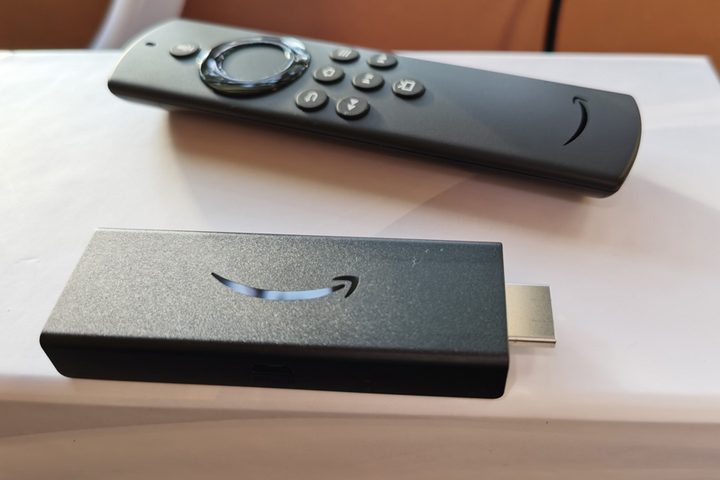 Fire TV Stick Lite sobre superficie blanca
