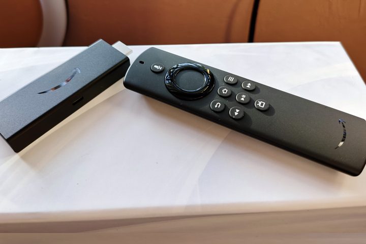 Fire TV Stick Lite sobre superficie blanca