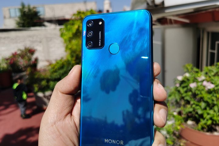 Usuario mostrando la parte trasera del Honor 9A