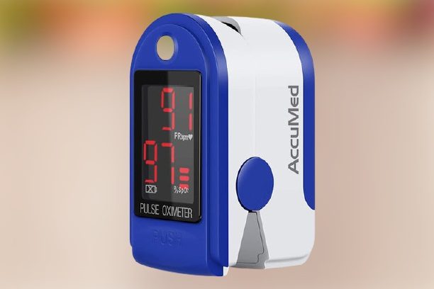 Accumed CMS-50DL Fingertip Pulse Oximeter, el mejor oxímetro para familias para tomarte el pulso