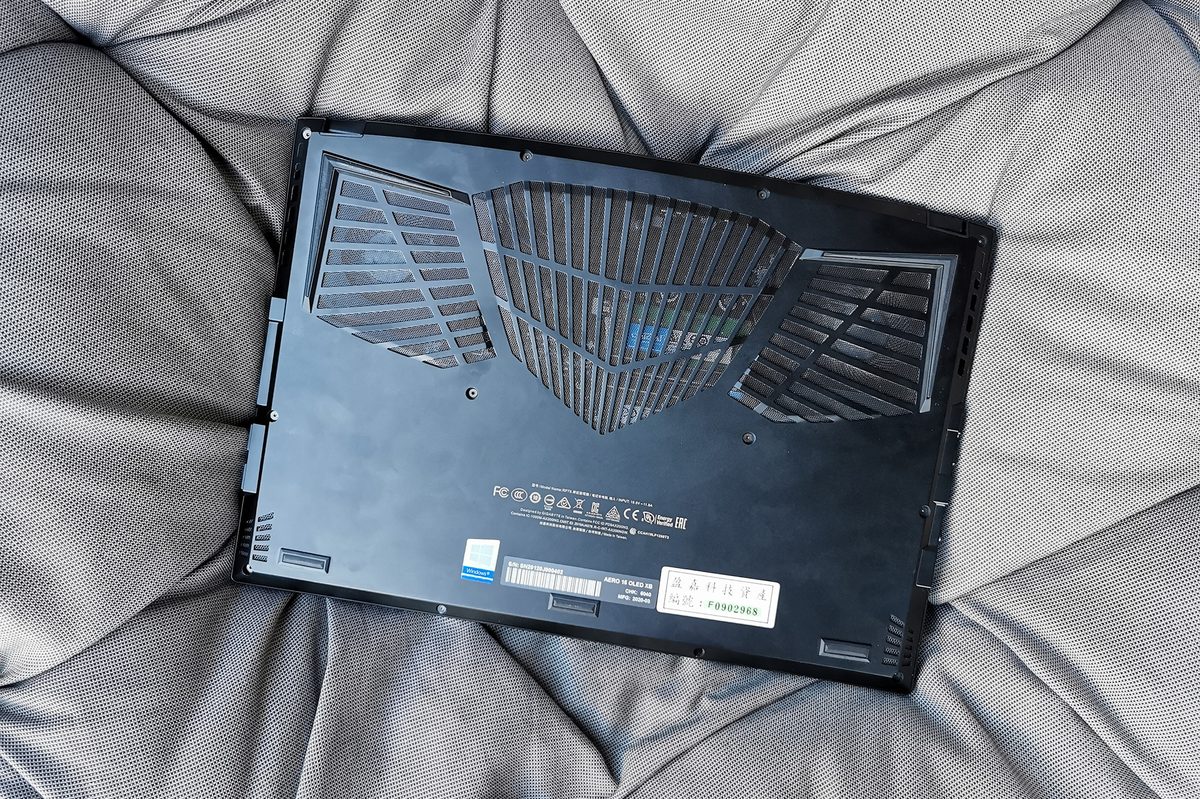 Gigabyte Aero 15 OLED fans