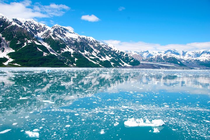 La imagen muestra un glaciar en Alaska.