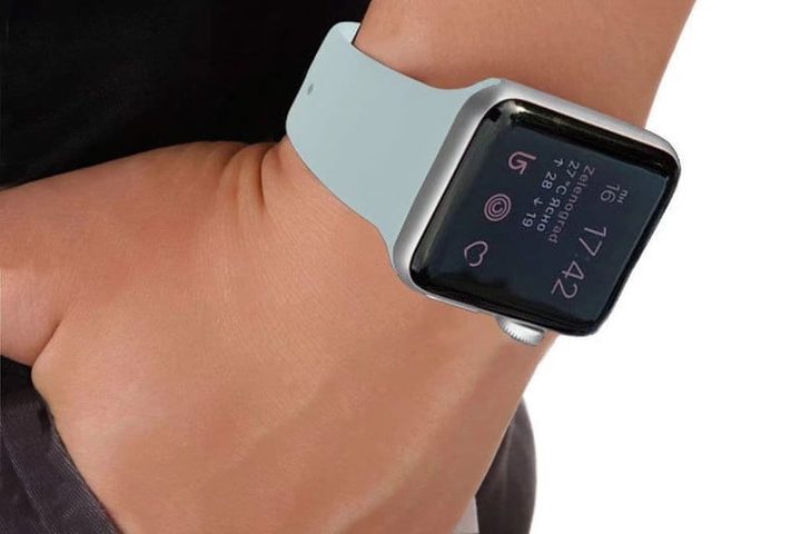Apple Watch Series 3 en el brazo de una persona con la mano en la bolsa del pantalón para comparar Apple Watch SE vs. Apple Watch Series 3