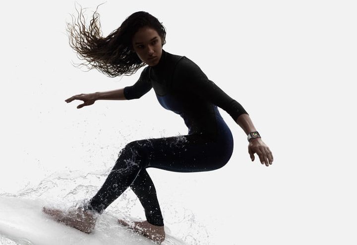 Una mujer haciendo surfing con un Apple Watch 3 en su muñeca, para comparar Apple Watch SE vs. Apple Watch Series 3