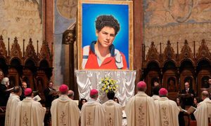 La imagen muestra a Carlo Acutis, joven informático italiano recientemente beatificado.