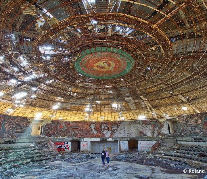 La imagen muestra un edificio en forma de OVNI en Bulgaria.