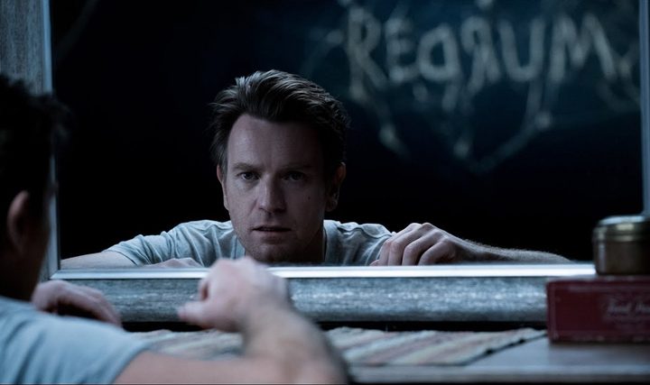 Ewan McGregor se mira en un espejo en la escena de la película Doctor Sleep