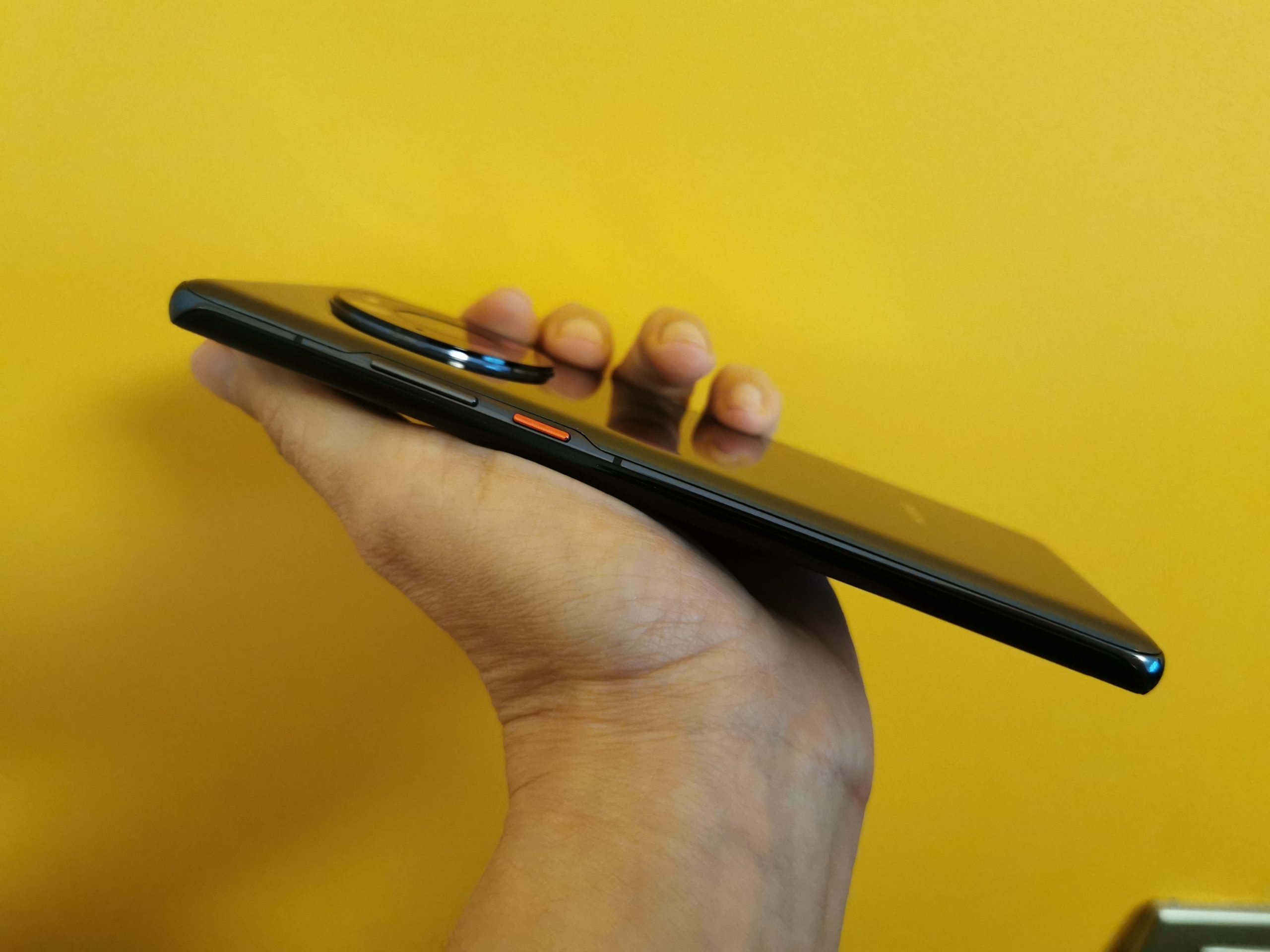 Huawei Mate 40 Pro visto de lado, muestra los botones del lateral derecho para ajustar volumen y encenderlo