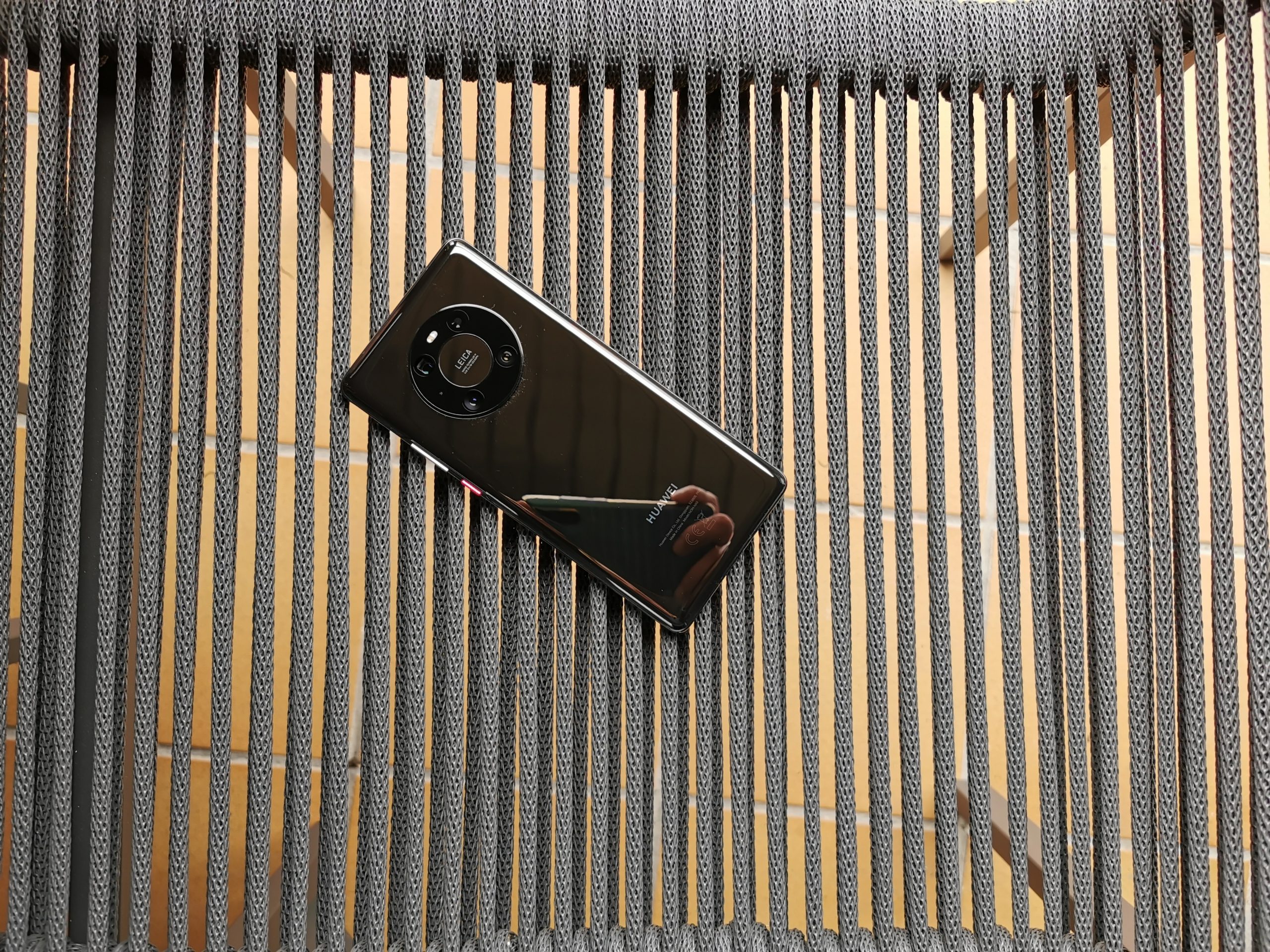 teléfono Huawei Mate 40 Pro visto por la parte de atrás de color negro brillante y desde arriba