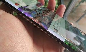 Huawei Mate 40 Pro visto de lado con la pantalla en cascada