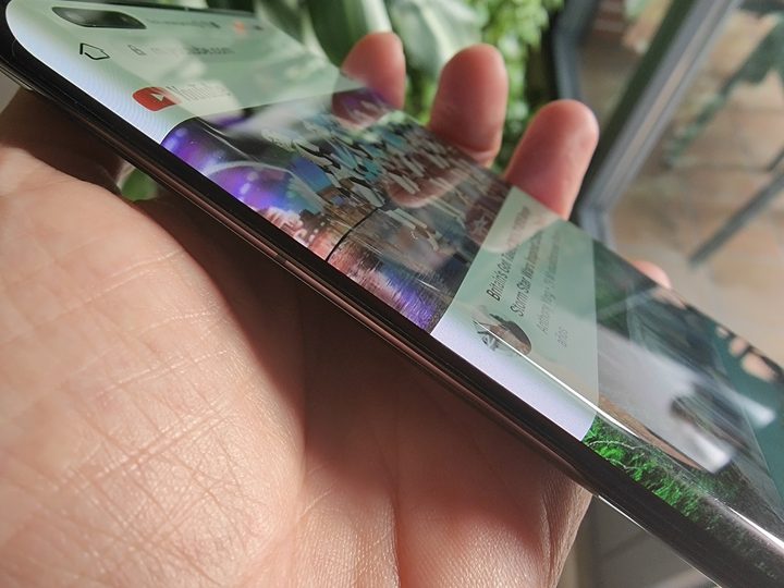 Huawei Mate 40 Pro visto de lado con la pantalla en cascada