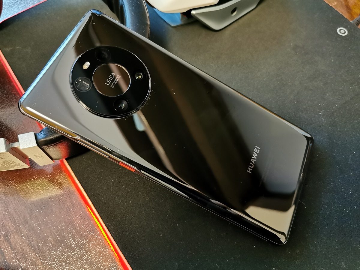 Parte de atrás del Huawei Mate 40 de color negro brillante