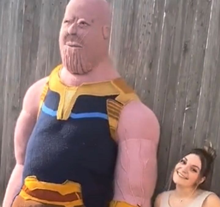 La imagen muestra a un muñeco de Thanos tejido a lana.