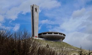 La imagen muestra un edificio en forma de OVNI en Bulgaria.