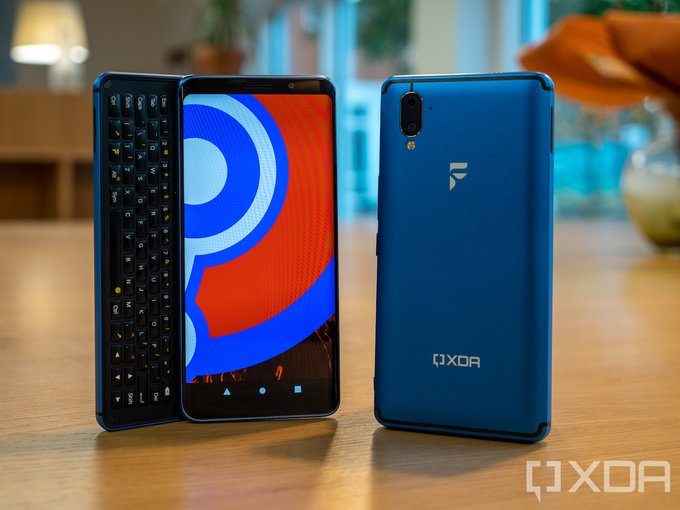 La imagen muestra un sofisticado teléfono desarrollado por una comunidad de hackers.